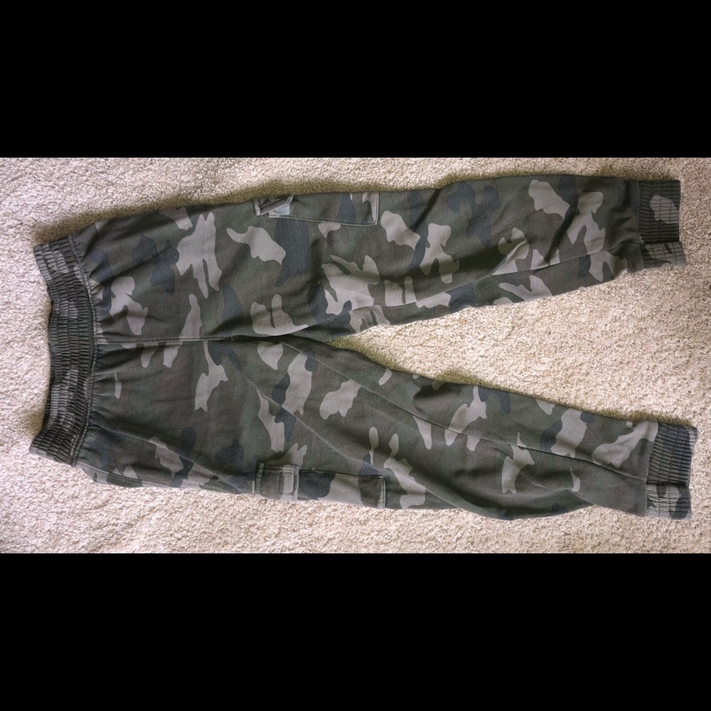Garage women’s Camo cargo joggers